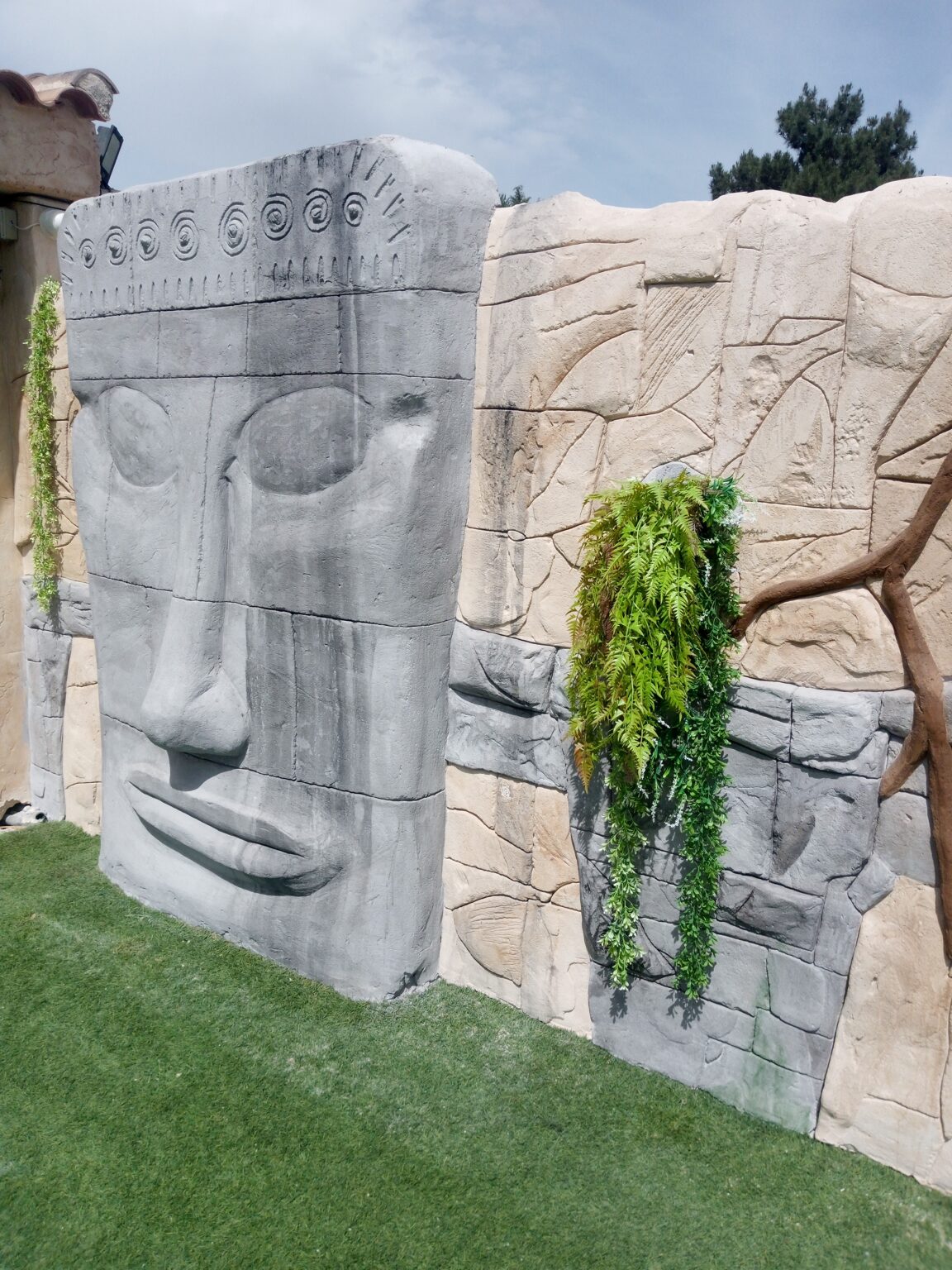 Jardín particular con decoración en roca artificial y tematización que imita la naturaleza en Murcia.